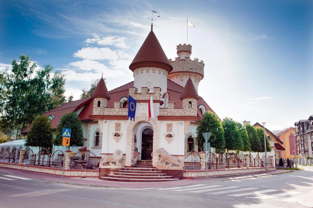 a castle building on the side of a street at Wynajem Pokoi in Krynica Zdrój