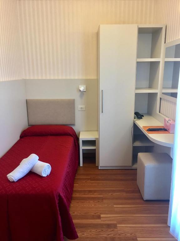 Postel nebo postele na pokoji v ubytování Hotel Monica