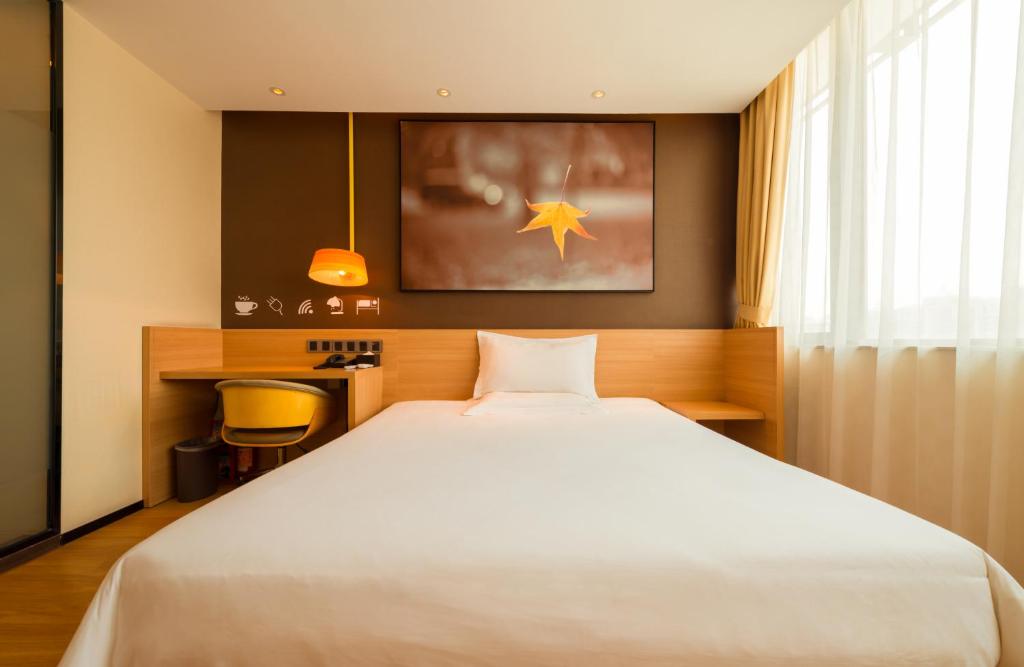 IU Hotel Kunming Xishan Wanda Railway Stationにあるベッド