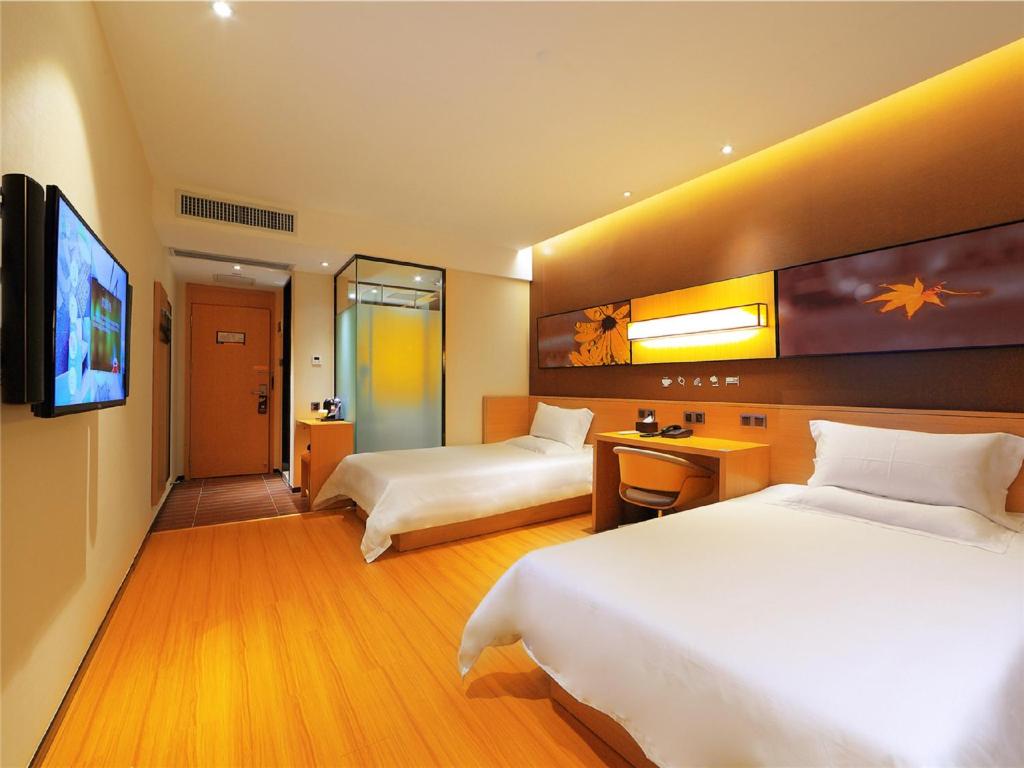 IU Hotel Kunming Xishan Wanda Railway Stationにあるベッド
