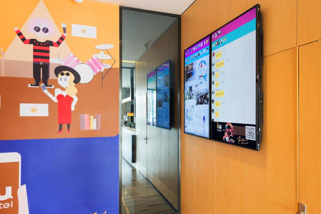 IU Hotel Kunming Xishan Wanda Railway Stationにあるテレビまたはエンターテインメントセンター