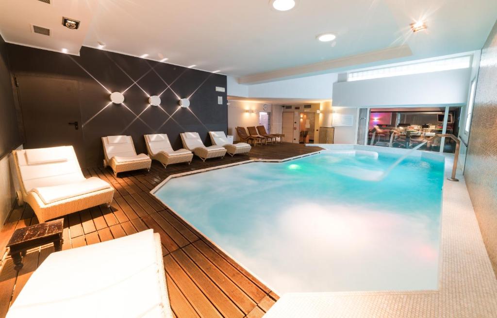 The swimming pool at or close to Hotel Spinale