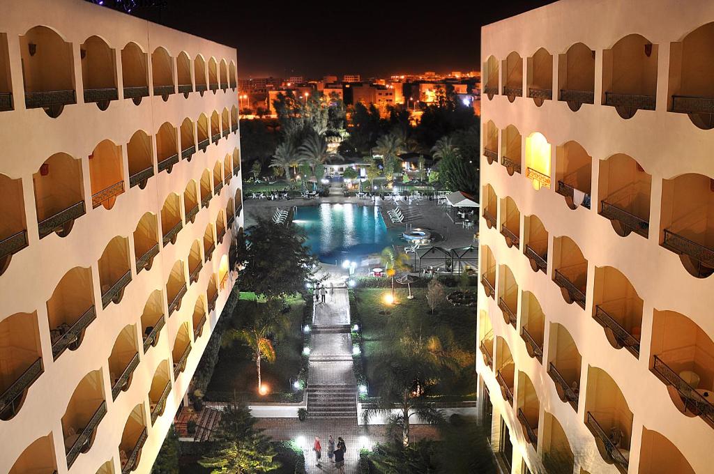 Bazén v ubytování Zalagh Parc Palace nebo v jeho okolí
