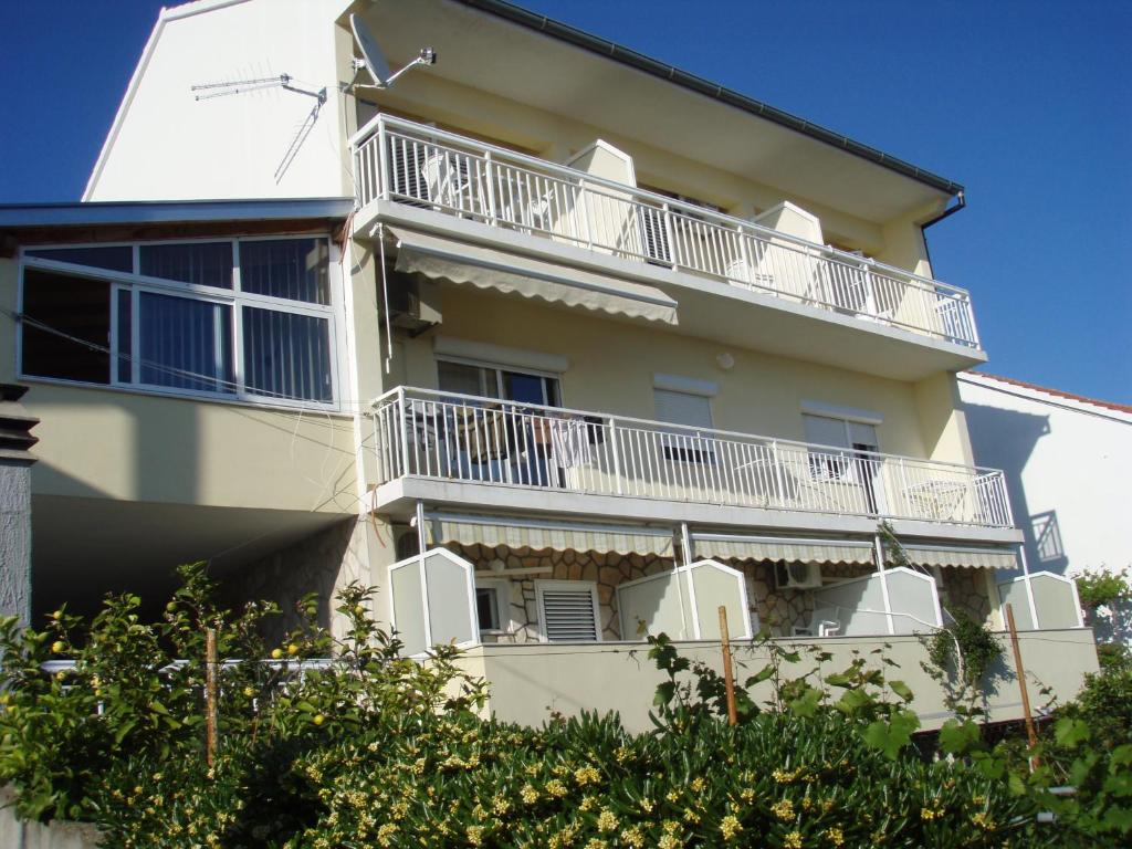 un edificio de apartamentos con balcones en un lateral en Guesthouse Iva en Hvar