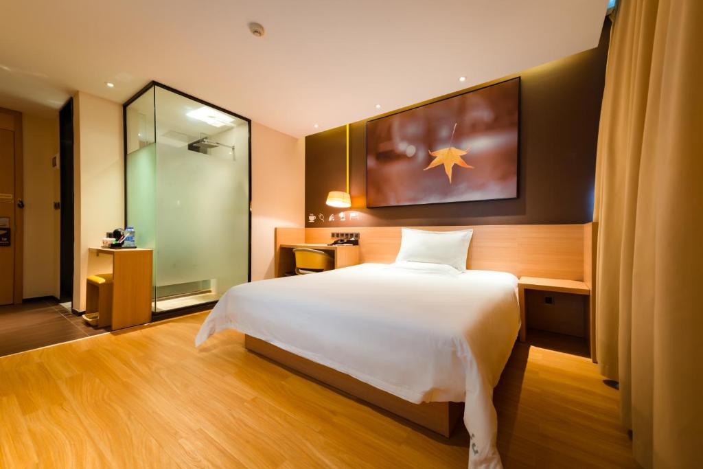 IU Hotel Kunming Xishan Wanda Railway Stationにあるベッド