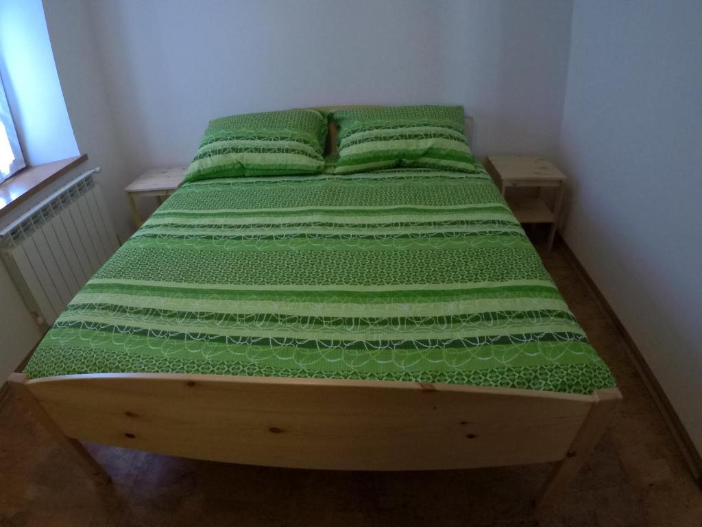 Postel nebo postele na pokoji v ubytování Lesjakova Domačija