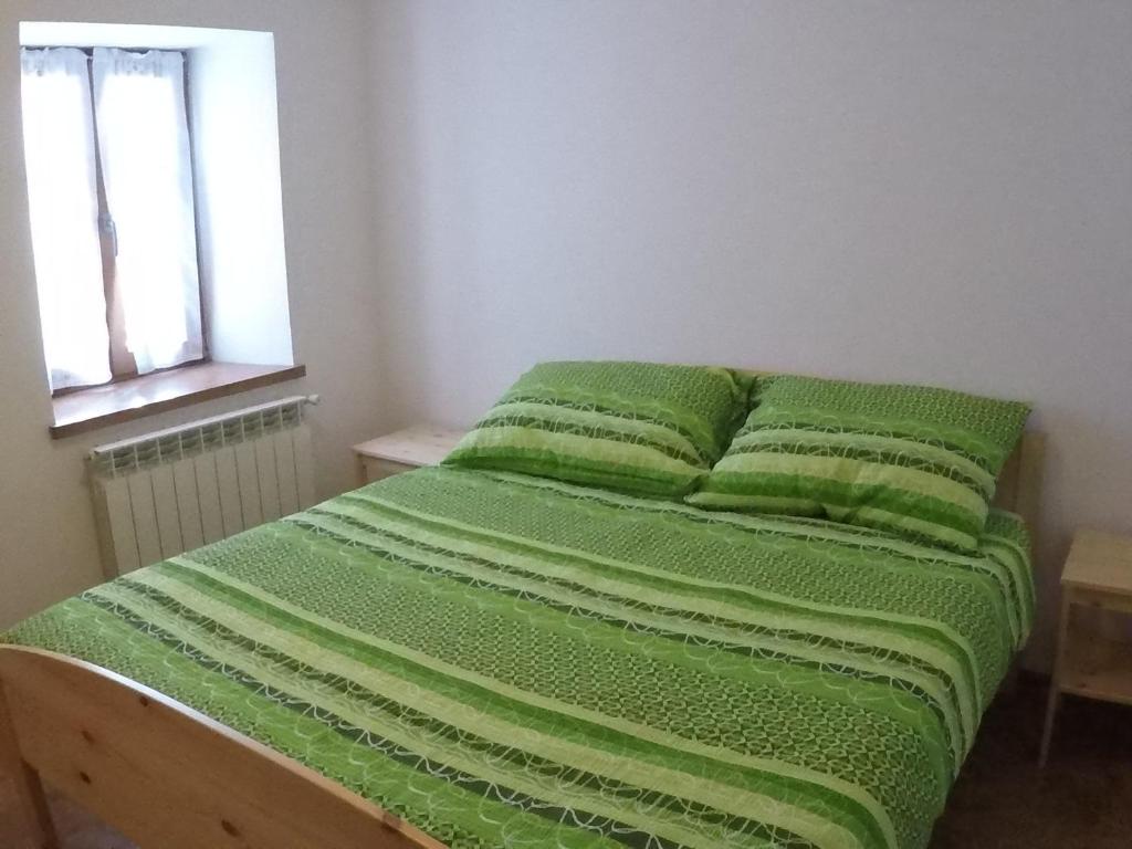 Postel nebo postele na pokoji v ubytování Lesjakova Domačija