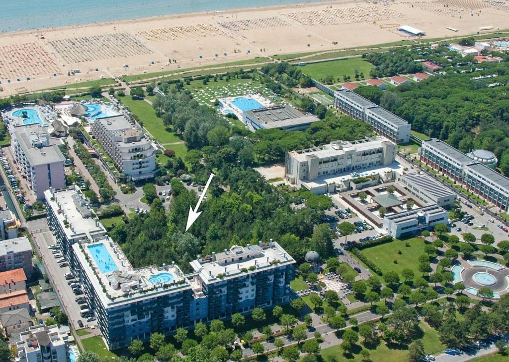 una vista aerea di una città con spiaggia e edifici di Residenza delle Terme a Bibione