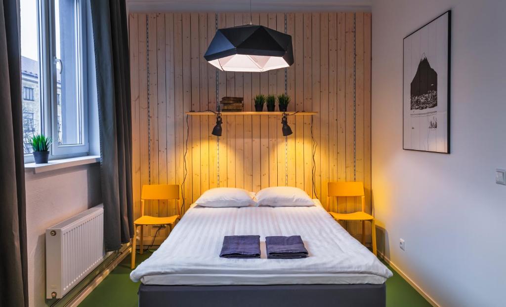 Habitación hospitalaria con 1 cama y 2 sillas en Hektor Design Hostel en Tartu