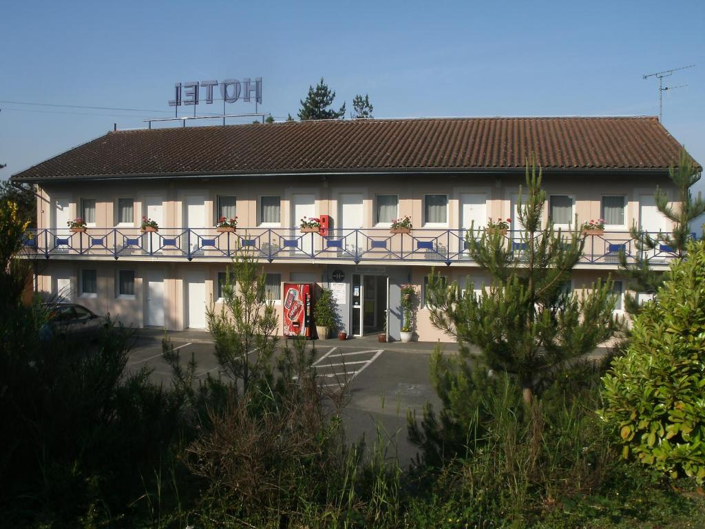 un bâtiment avec un panneau indiquant l'hôtel dans l'établissement Riv'Hotel, à Maleville