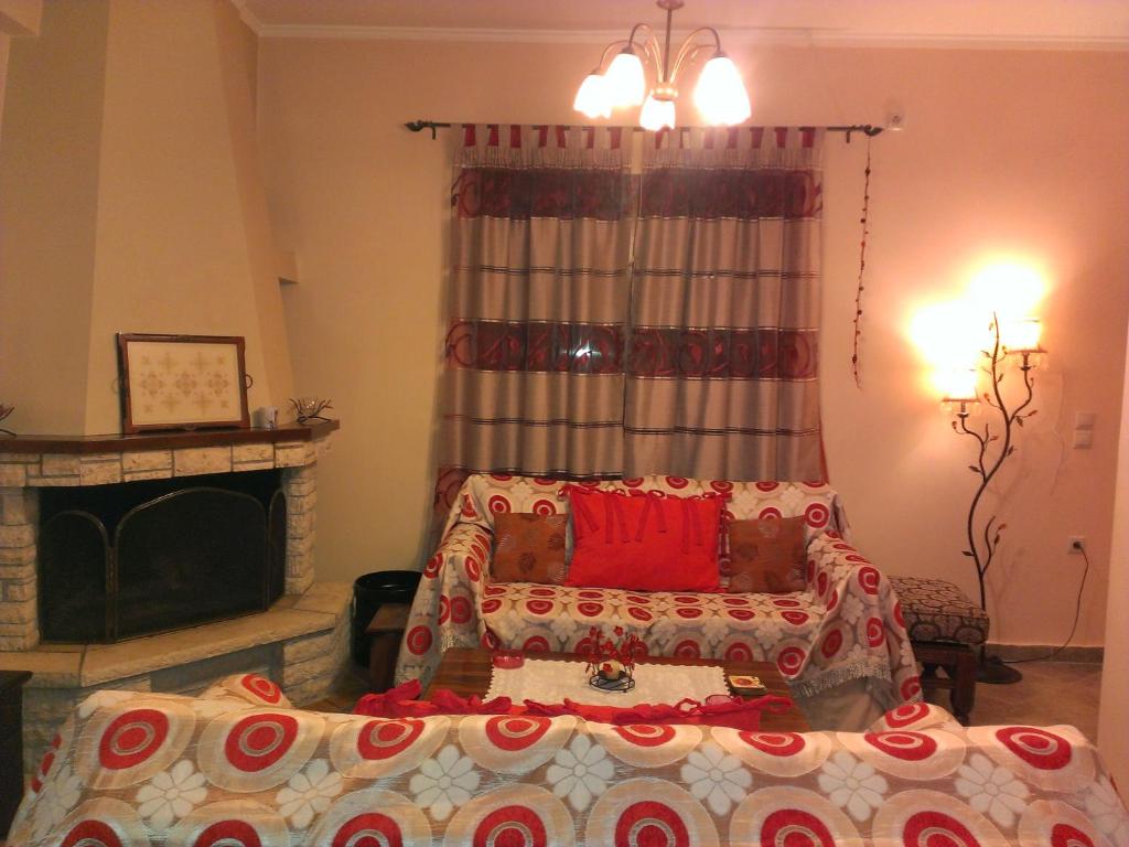 1 dormitorio con 1 cama y chimenea en Dreamcatcher Maizonette No. 3, en Kalavrita