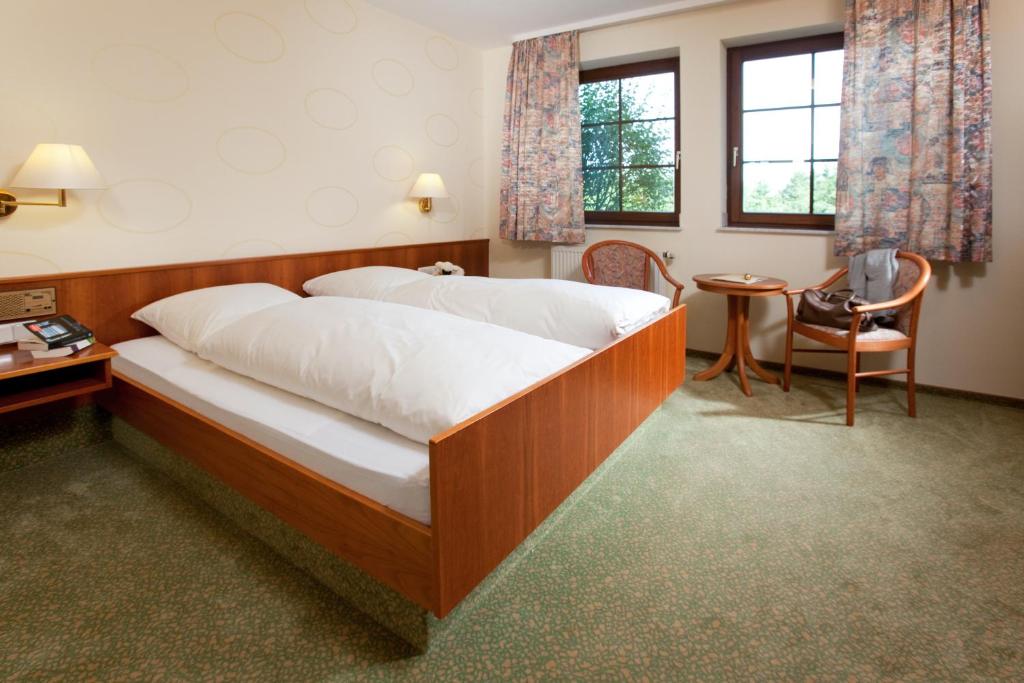 Postel nebo postele na pokoji v ubytování Hotel zum Taufstein
