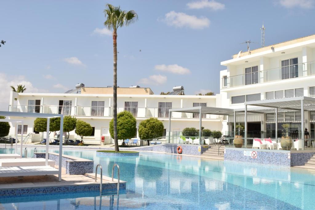 een groot zwembad voor een gebouw bij Fedrania Gardens Hotel in Ayia Napa