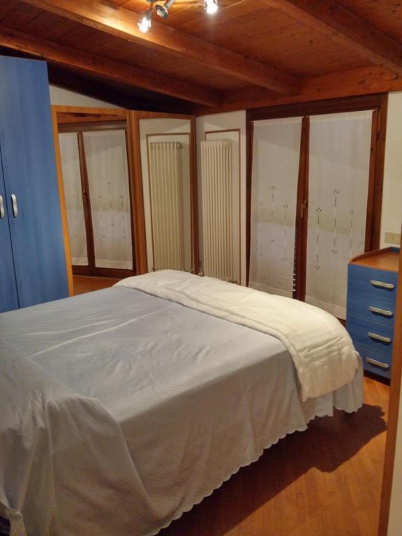 ペーザロにあるCasa Cavourのベッドルーム1室(ベッド1台、青いドレッサー、窓付)