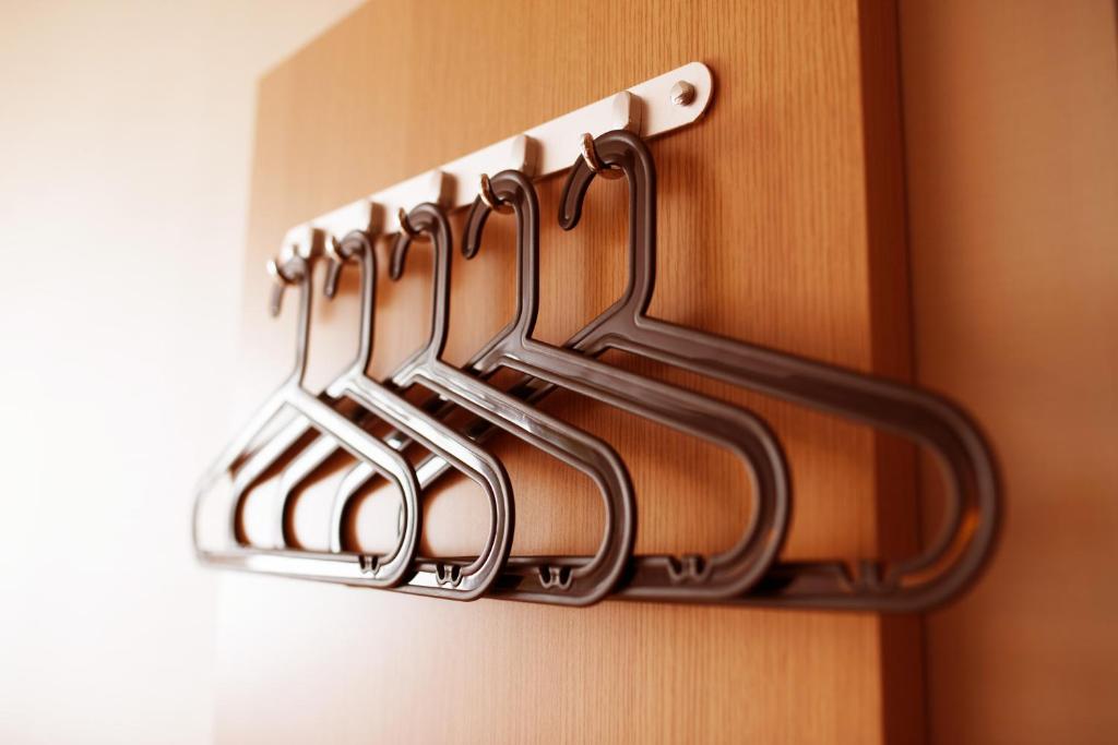 a set of four towels hanging on a door at IU Hotel Hezhou Bus Terminal in Hezhou