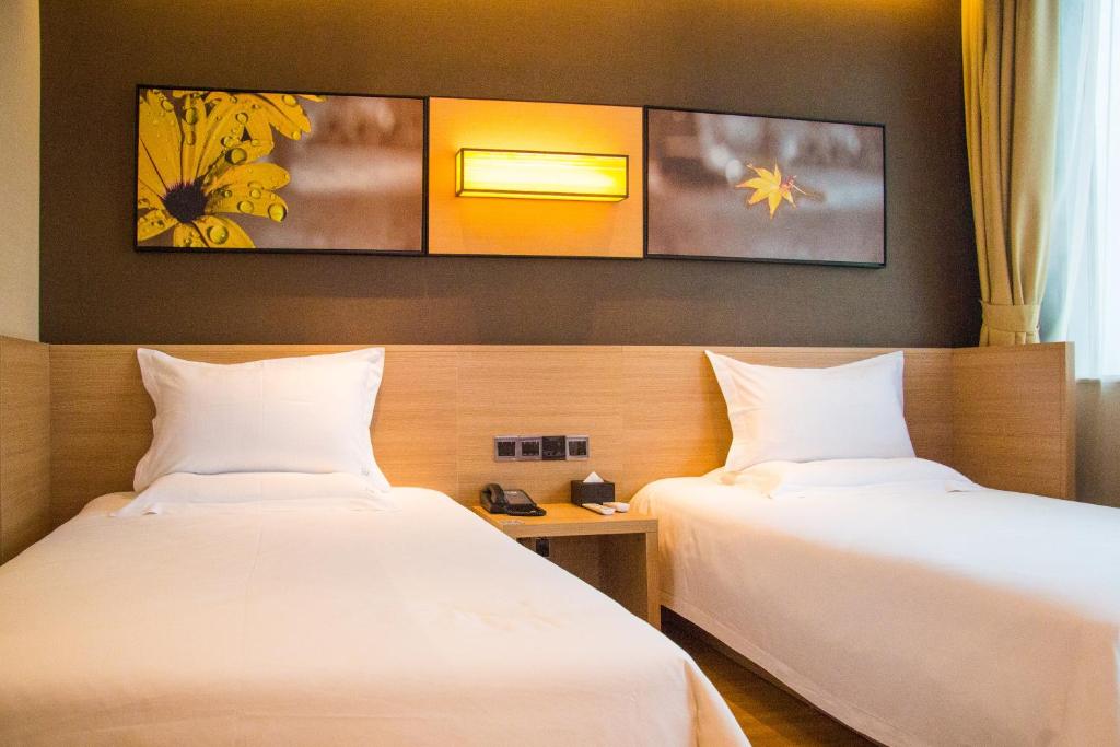 Łóżko lub łóżka w pokoju w obiekcie IU Hotel Yuncheng Tiaoshan Street High-speed Rail