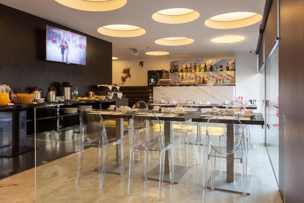 a dining room with a table and chairs at Faro Boutique Hotel in Faro