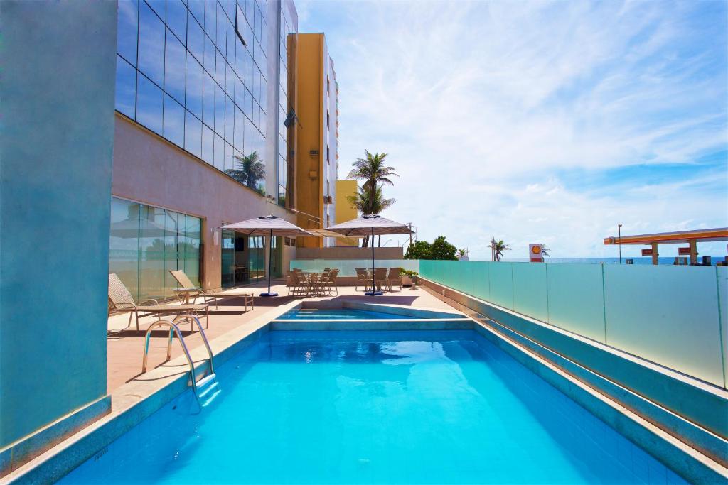 einem Pool an der Seite eines Gebäudes in der Unterkunft Marano Hotel in Salvador