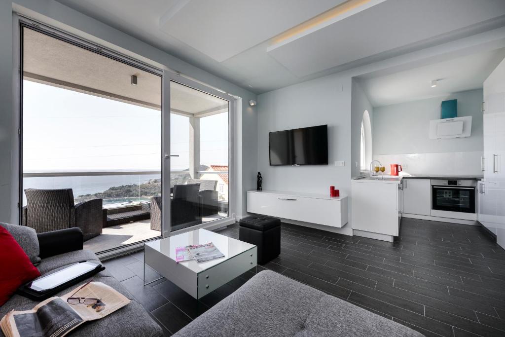 Televízia a/alebo spoločenská miestnosť v ubytovaní Apartment LaVilla