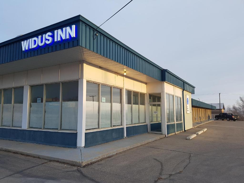 a building with a wubbitus nm sign on it at Widus Inn in Swift Current
