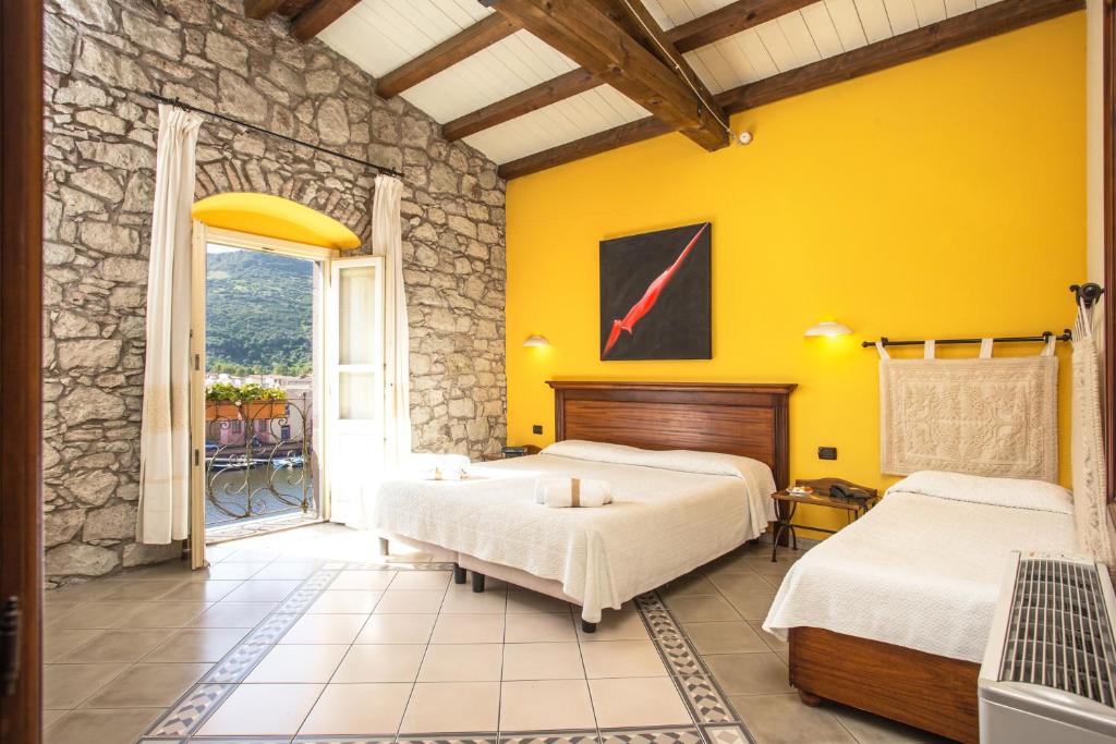 Postel nebo postele na pokoji v ubytování Corte Fiorita Albergo Diffuso