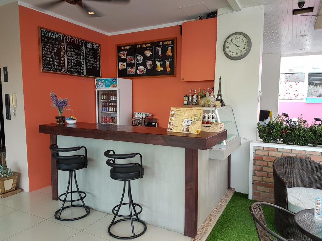 Lounge nebo bar v ubytování Calypso Patong Hotel