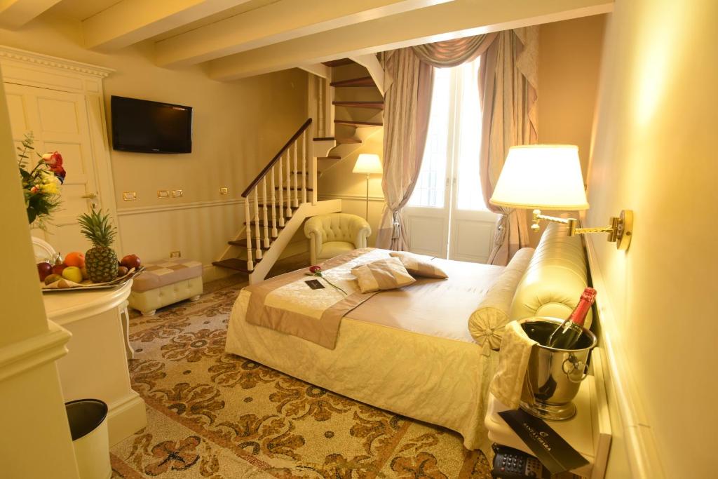 Postel nebo postele na pokoji v ubytování Suite Hotel Santa Chiara