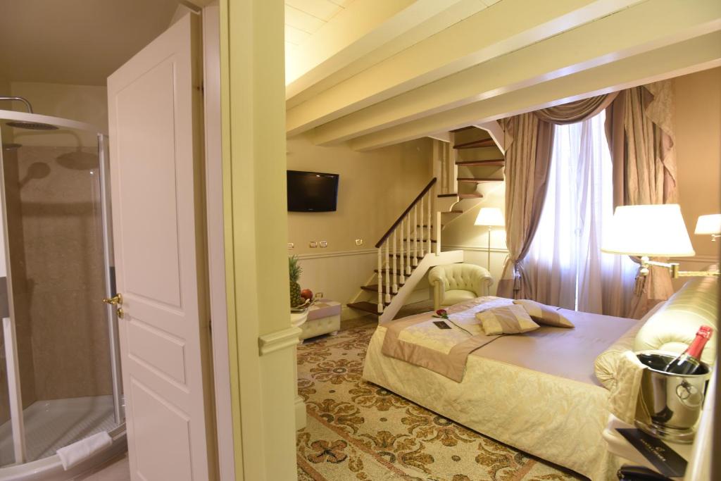 Postel nebo postele na pokoji v ubytování Suite Hotel Santa Chiara