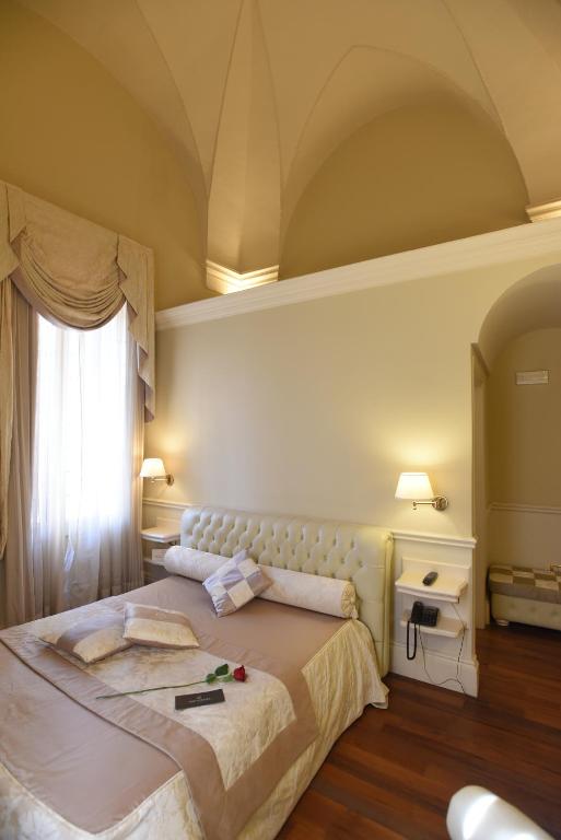 Postel nebo postele na pokoji v ubytování Suite Hotel Santa Chiara