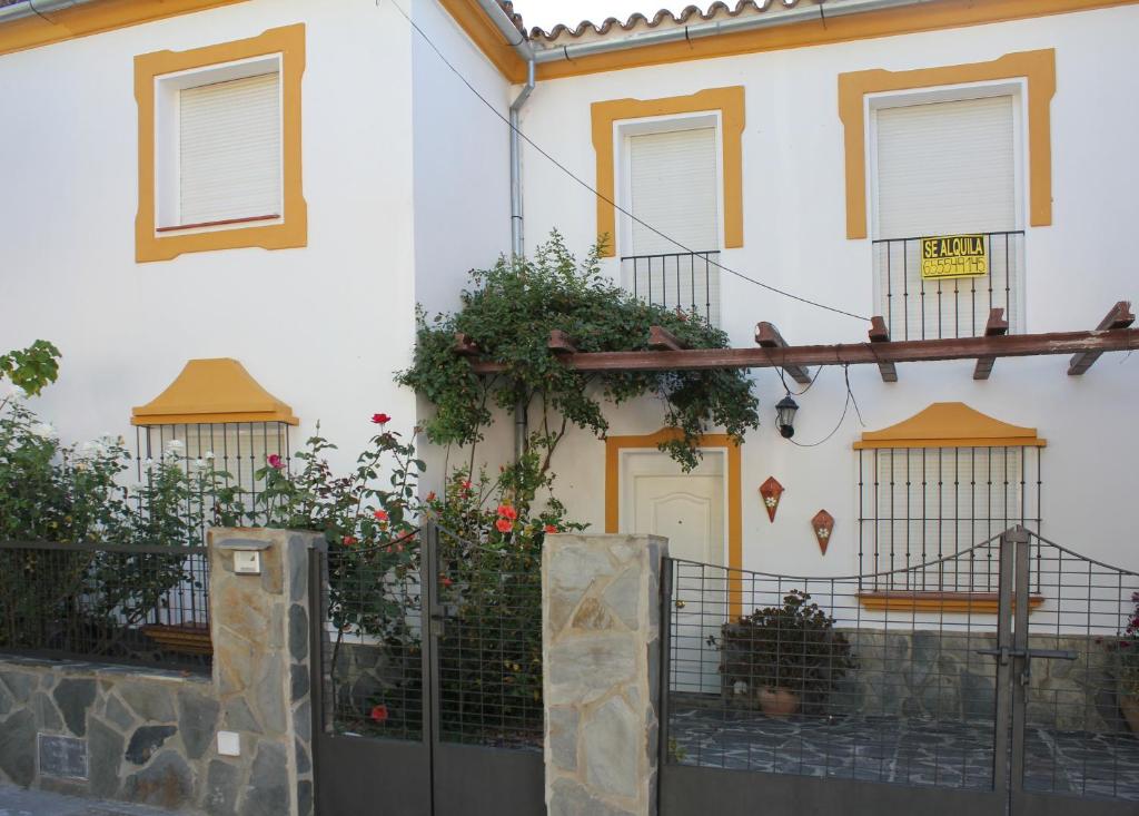 una casa blanca con una valla y plantas en ella en Casa Gil - La Vega, en El Bosque