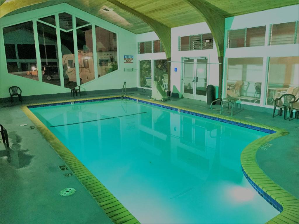 duży basen z niebieską wodą w obiekcie Stargazer Inn and Suites w mieście Monterey