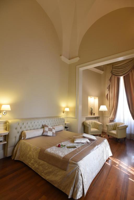 Postel nebo postele na pokoji v ubytování Suite Hotel Santa Chiara