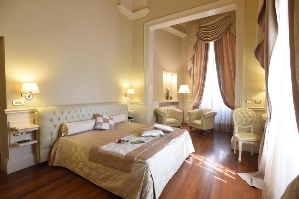 Postel nebo postele na pokoji v ubytování Suite Hotel Santa Chiara