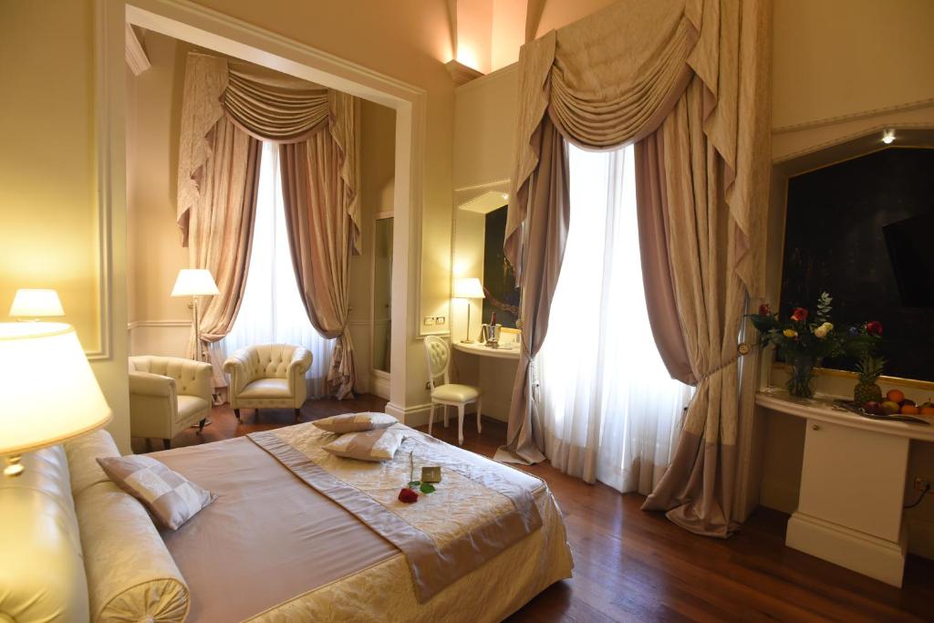 Postel nebo postele na pokoji v ubytování Suite Hotel Santa Chiara