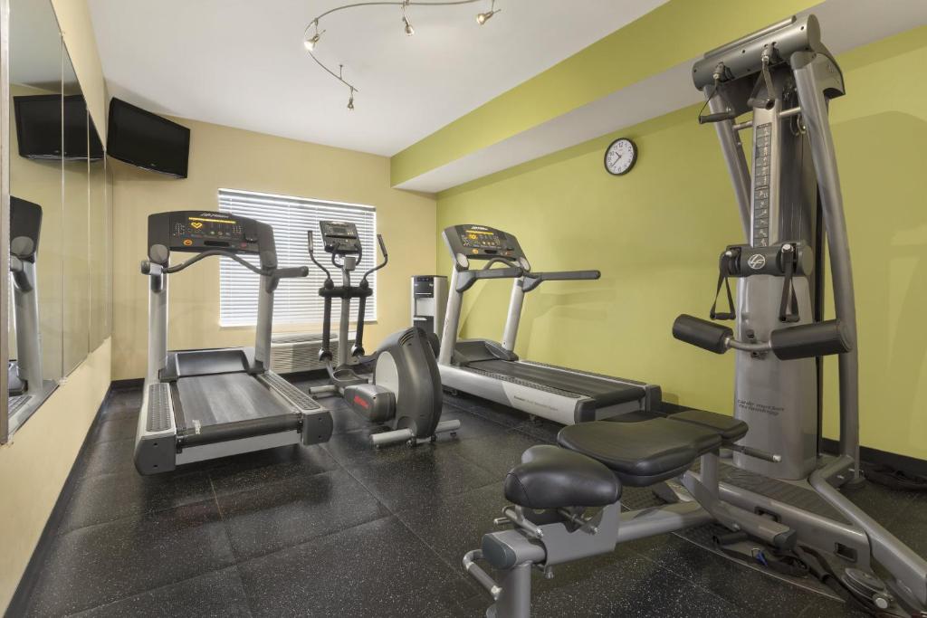 Country Inn & Suites by Radisson, Omaha Airport, IAにあるフィットネスセンターまたはフィットネス設備