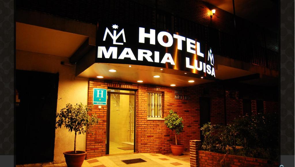 un cartel de la lista de hoteles maria al lado de un edificio en Hotel Maria Luisa, en Algeciras