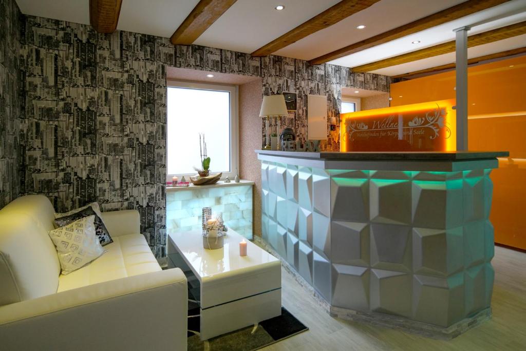 ein Wohnzimmer mit einem Sofa und einer Bar in der Unterkunft Wellnesshotel & Restaurant Hexenschopf in Löffingen