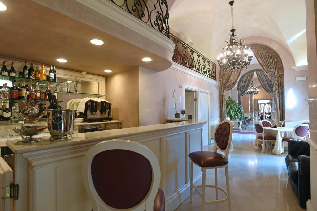 Lounge nebo bar v ubytování Suite Hotel Santa Chiara