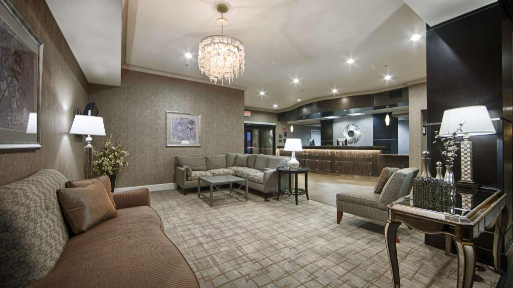 uma grande sala de estar com um sofá e uma mesa em Best Western Plus Texarkana Inn and Suites em Texarkana