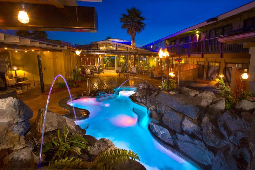 una piscina en un complejo por la noche en Best Western Plus Humboldt Bay Inn en Eureka