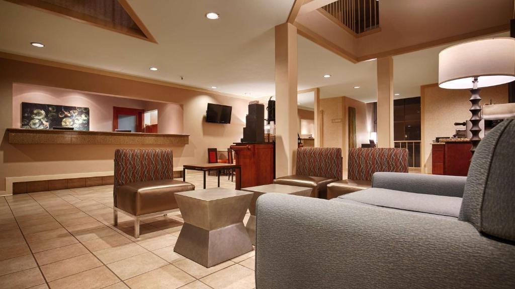 a lobby with a waiting room with chairs and a table at Best Western De Anza Inn in Monterey