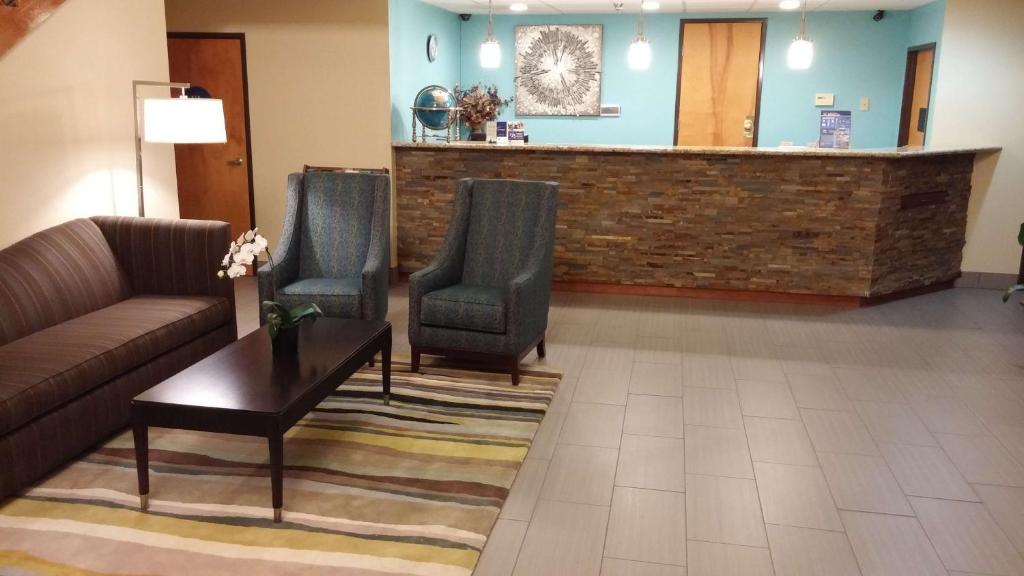 a lobby with a waiting room with a couch and chairs at Best Western Liberty Inn in Delano