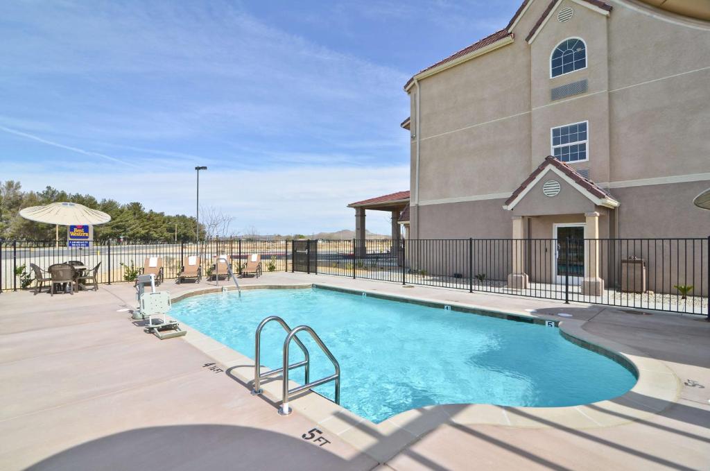 a swimming pool in front of a building at Best Western California City Inn & Suites in California City