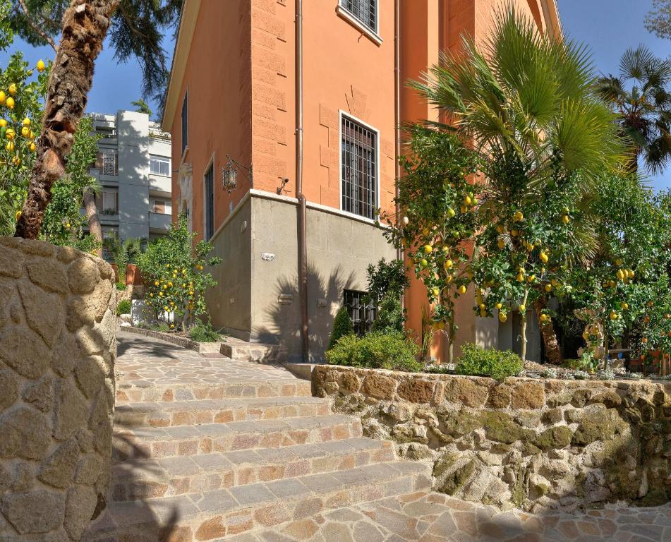ローマにあるContessa Arrivabene Antica Dimoraの階段付きの建物