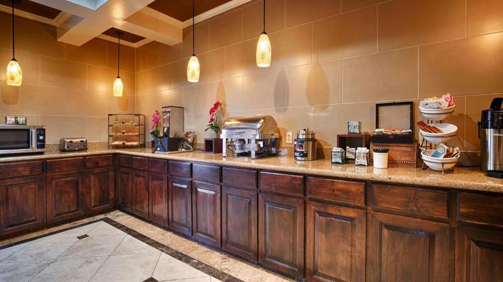 Kuchyň nebo kuchyňský kout v ubytování Best Western Plus Georgetown Inn & Suites