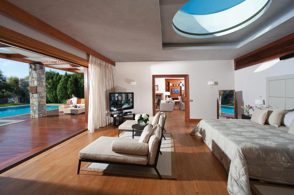 Bazén v ubytování Grand Resort Lagonissi nebo v jeho okolí