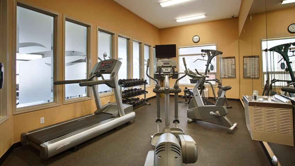 Fitness centrum a/nebo fitness zařízení v ubytování Best Western Wainwright Inn & Suites