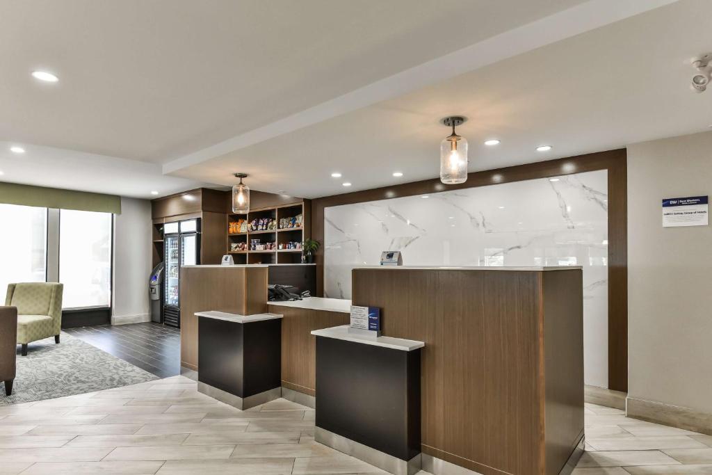 a lobby of a hotel with a reception desk at Best Western Plus Cambridge Hotel in Cambridge