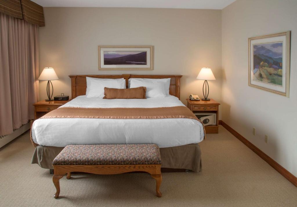 Una cama o camas en una habitación de Jasper Inn & Suites by INNhotels