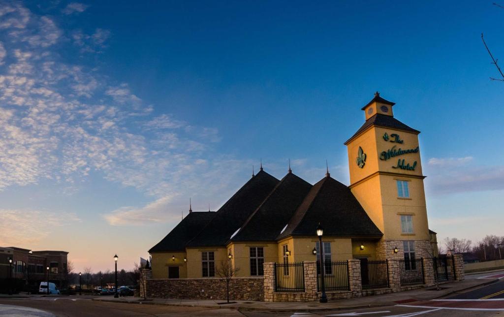 un edificio con una torre con un reloj. en The Wildwood Hotel en Wildwood